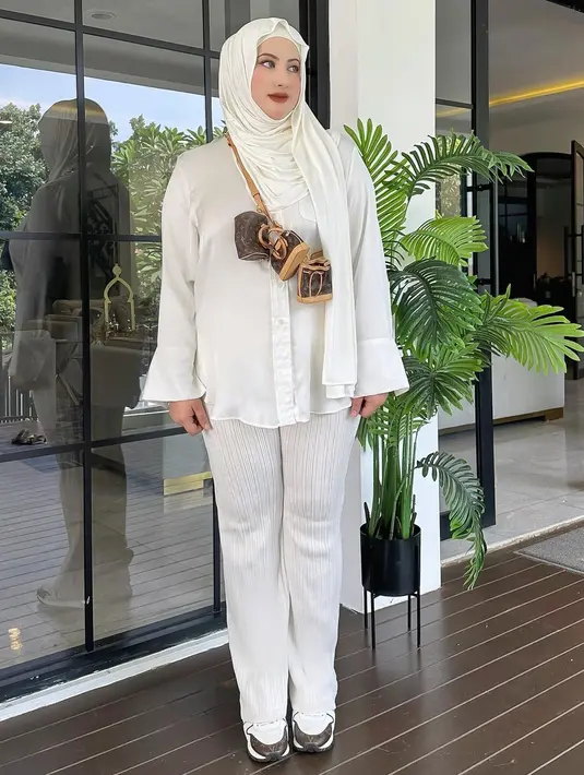 Atau ketika Tasyi memilih outfit serba putih ini. [Foto: Instagram/tasyiiathasyia]
