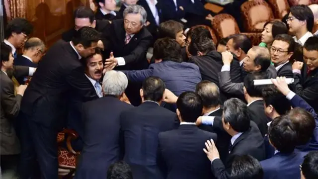 Tak Setuju UU Keamanan Lolos, Parlemen Jepang Ricuh