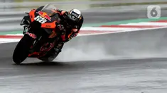 Pembalap MotoGP dari tim Red Bull KTM Factory Racing, Miguel Oliveira saat memacu motornya di lintasan Pertamina Mandalika International Street Sirkuit, Nusa Tenggara Barat, Minggu (20/3/2022). Miguel Oliveira menempati podium utama ajang MotoGP Mandalika. (Liputan6.com/Helmi Fithriansyah)
