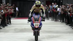 Pembalap Pata Yamaha Toprak Razgatlioglu melakukan selebrasi usai Race 1 WSBK Mandalika 2021 di Pertamina Mandalika International Street Circuit, Lombok, Nusa Tenggara Barat, Minggu (21/11/2021). (AP Photo/Achmad Ibrahim)