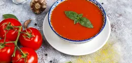 Sup tomat panggang dengan basil segar kaya akan vitamin E dan C, magnesium, dan antioksidan sehingga dapat meningkatkan kesehatan jantung, pencegahan kanker, dan kadar gula darah yang lebih sehat. (Foto/dok: Freepik/azerbaijan_stockers)