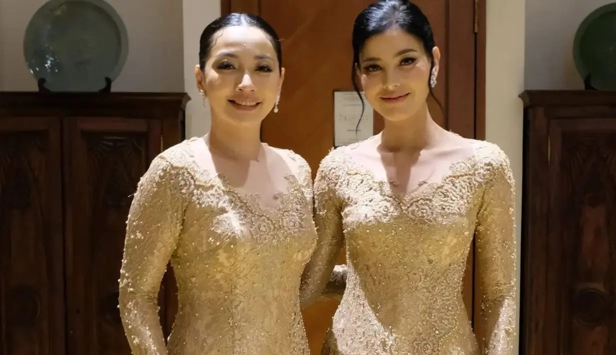 Kebaya model asimetris tersebut dipadukan dengan kain songket maroon dengan benang emas. [Foto: Instagram @fadlan_indonesia]