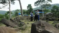 Sebuah tanda cekuk pada batuan yang ada di areal situs Gunung Padang di Kampung Cimanggu, Cianjur, Jawa Barat, diyakini sebagai tapak "Maung" atau Manusia Unggul, (19/9/2014). (Liputan6.com/Helmi Fithriansyah)