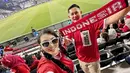Dalam unggahannya, Fitri mengaku begitu bangga melihat secara langsung perjuangan Garuda Muda di ajang AFC 2024. Sama seperti suporter Indonesia lainnya, ia dan sang suami juga kompak memakai kaos jersey Timnas Indonesia. (Liputan6.com/IG/@fitricarlina)