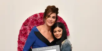 Acara penghargaan Glamour Women Of The Year seharusnya menjadi kesempatan para selebriti untuk mengenakan gaun terbaik mereka dan memamerkannya di momen karpet merah. Namun hal tersebut sepertinya tidak berlaku untuk Kylie Jenner. (AFP/Bintang.com)