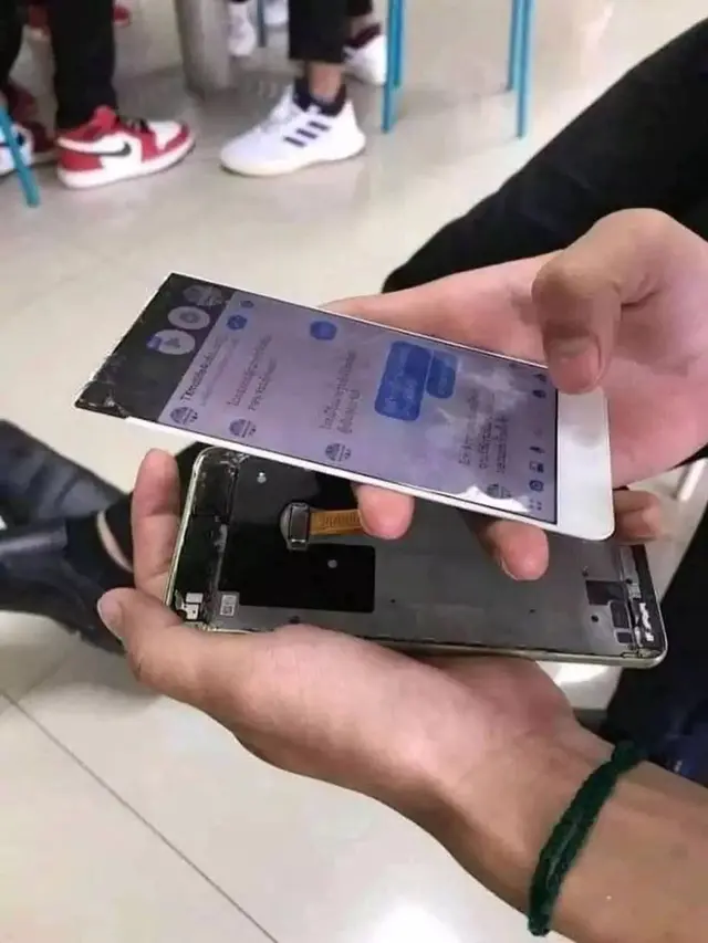 7 Potret Nyeleneh Orang Pakai Gadget Sampai Layarnya Rusak Ini Bikin Heran