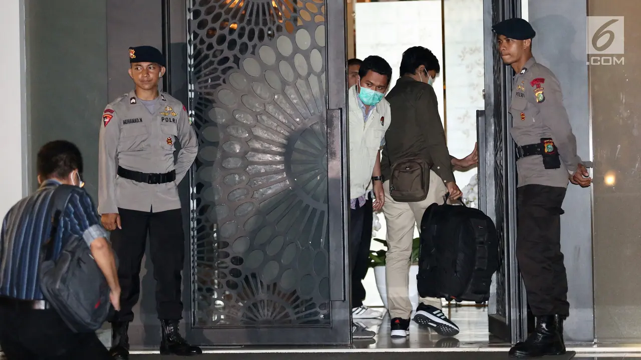 PHOTO: Bawa Tas, Penyidik KPK Masuk ke Dalam Rumah Setnov