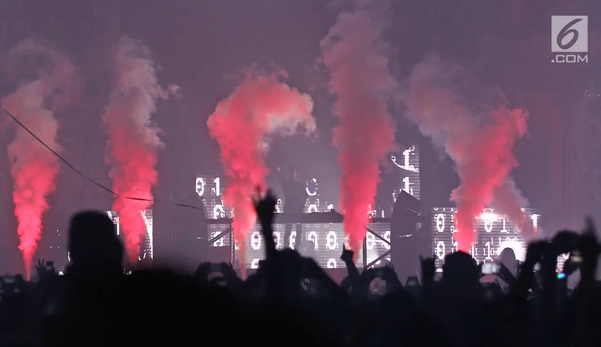 DJ Gartin Marrix saat menghibur pengunjung Invasion 2017 yang bertajuk Lost In Wonderland di Jakarta, Jumat (22/9). DJ asal Belanda tersebut menampilkan sejumlah lagu miliknya diantaranya  In The Name Of Love. (Liputan6.com/Herman Zakharia)