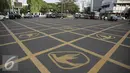 Yello Box Junction berlambang burung dikawasan Harmoni, Jakarta, Rabu (27/4/2016). Yellow box junction tersebut merupakan bagian dari program corporate social responsibility (CSR) dari Blue Bird. (Liputan6.com/Faizal Fanani)