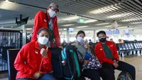 Tim bulutangkis Indonesia ketika mendarat di Bandara Billund, Aarhus, Denmark, Selasa (5/10/2021) siang waktu setempat. (PBSI)