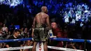 Floyd Mayweather merayakan kemenangannya usai mengalahkan Conor McGregor dalam pertandingan tinju super kelas welter di Las Vegas (26/8). Mayweather menang TKO di ronde kesepuluh. (AP Photo/Isaac Brekken)