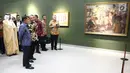 Wakil Presiden Jusuf Kalla melihat lukisan koleksi Istana di Galeri Nasional RI, Jakarta, Selasa (1/8). Pameran lukisan koleksi istana tersebut akan berlangsung hingga 31 agustus. (Foto/Tim Media Wapres)