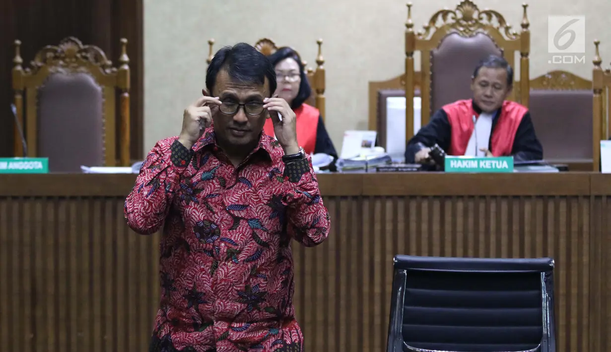Mantan Gubernur Sumatera Utara, Gatot Pujo Nugroho saat jeda menjadi saksi pada sidang lanjutan kasus dugaan suap ketok palu DPRD Sumut periode 2009-2014 di Pengadilan Tipikor, Jakarta, Rabu (27/2). (Liputan6.com/Helmi Fithriansyah)