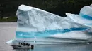 Kapal pariwisata melewati gunung es terapung di King's Point, Newfoundland, Kanada, 3 Juli 2019. Di tempat ini, wisatawan bisa melihat potongan gunung es yang mengapung di Samudera Atlantik. (Johannes Eisele/AFP)