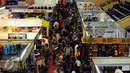 Pengunjung memadati lorong stand yang menjual perlengkapan kegiatan alam bebas di Indofest 2016 di Istora Senayan Jakarta, Rabu (6/4/2016). Indofest 2016 akan berlangsung hingga Minggu (10/4). (Liputan6.com/Helmi Fithriansyah)