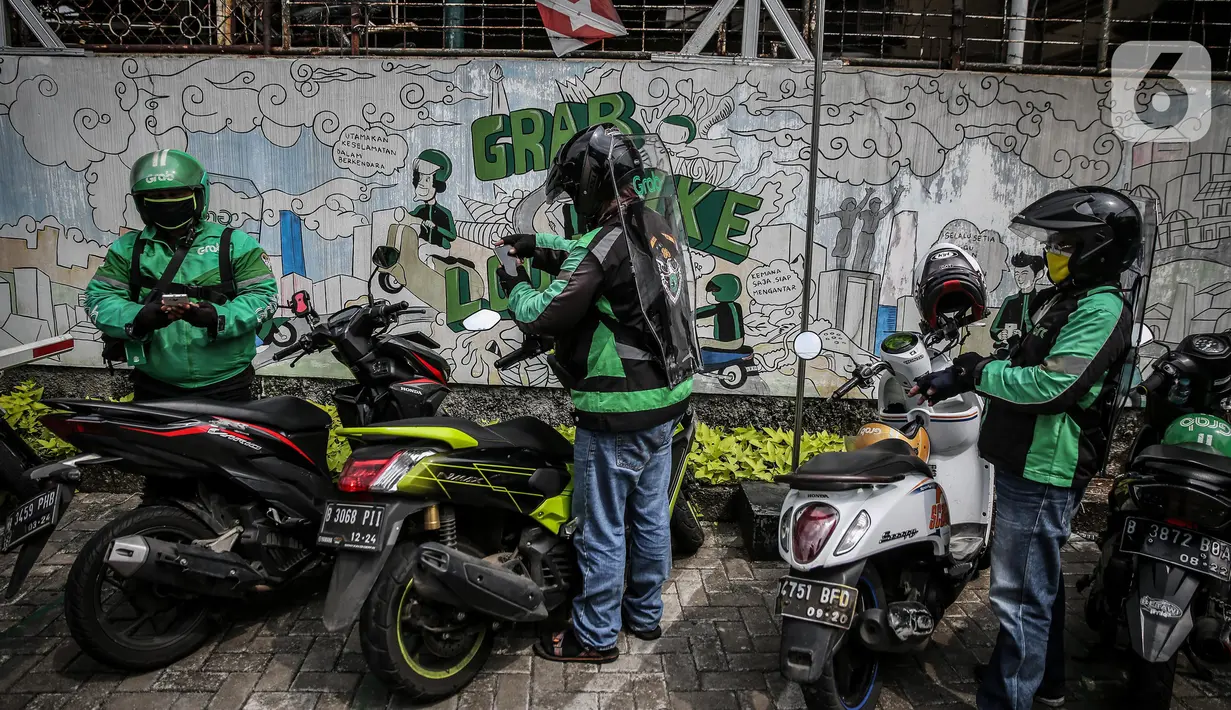 Driver Grab Bike mengenakan Grab Protect pelindung yang membatasi antara pengemudi dan penumpang saat diluncurkan di Jakarta, Selasa (9/6/2020). (Liputan6.com/Faizal Fanani)
