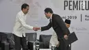 Presiden terpilih Joko Widodo atau Jokowi bersalaman dengan Habiburokhman mewakili Paslon nomor urut 02 saat menerima salinan putusan pada Rapat Pleno Terbuka Penetapan Presiden dan Wakil Presiden Terpilih Pemilu 2019 di Gedung KPU, Jakarta, Minggu (30/6/2019). (merdeka.com/Iqbal S Nugroho)