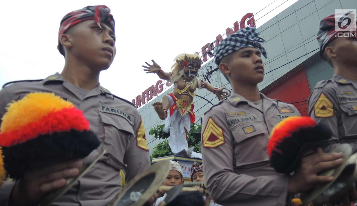 Petugas polisi saat meramaikan Karnaval Seni Budaya Lintas Agama di kawasan Jalan Pemuda  Semarang, Minggu (25/3). Acara ini juga diikuti komunitas budaya lainnya hingga berjumlah 25  atraksi dari berbagai daerah di Jawa Tengah. (Liputan6.com/Gholib)