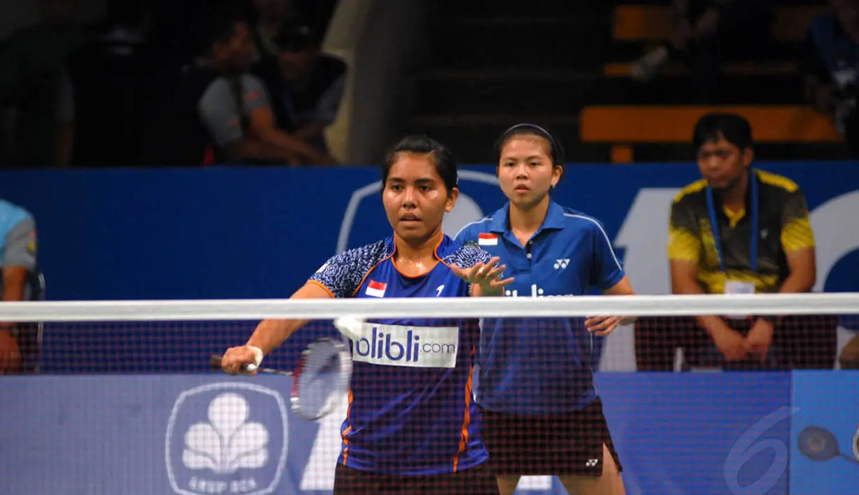 Dalam waktu 31 menit, Greysia Polii/Nitya Krishinda mengalahkan pasangan Singapura itu melalui straight game, 21-11 dan 21-13, Jakarta, Rabu (18/6/14). (Liputan6.com/Miftahul Hayat)