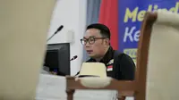 Gubernur Jawa Barat Ridwan Kamil saat rakor percepatan pembangunan Tol Cisumdawu bersama Menko Bidang Kemaritiman dan Investasi Luhut Binsar Pandjaitan secara virtual dari Gedung Pakuan Bandung, Selasa (15/6/2021). (Foto: Pipin/Biro Adpim Jabar)
