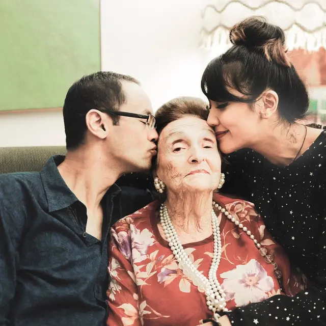 6 Potret Kebersamaan Sharena Delon dan Sang Nenek, Masih Bugar di Usia 98 Tahun