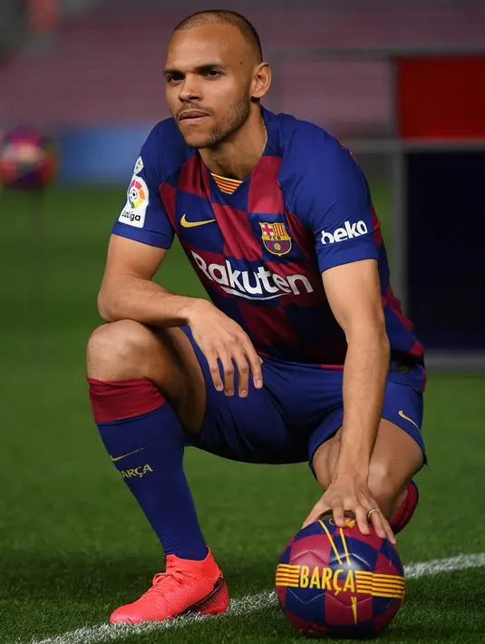 Penyerang baru Barcelona, Martin Braithwaite berpose selama presentasi dirinya di Barcelona, Spanyol (20/2/2020). Barcelona membutuhkan tambahan tenaga karena dua striker mereka Luis Suarez dan Ousmane Debele cedera secara bersamaan. (AFP/Josep Lago)