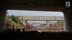 Suasana pembangunan proyek jalan tol Cijago Seksi II di kawasan Depok, Jawa Barat, Senin (2/10). Kendala pembebasan lahan membuat jalan bebas hambatan sejauh 14,6 km itu baru mentok di belakang Kampus UI. (Liputan6.com/Immanuel Antonius)