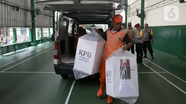 Satu Hari Jelang Pencoblosan, KPU DKI Jakarta Distribusikan Logistik Pilkada 2024