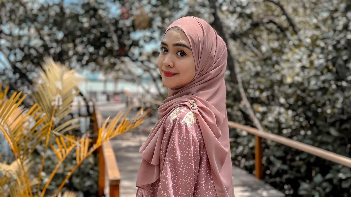 6 Potret Ria Ricis Anggun dan Modis dalam Balutan Outfit Serba Hitam, Inspirasi Fashion Elegan