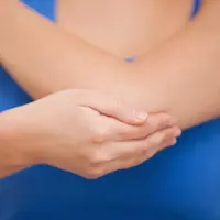 Sikut yang hitam selalu menimbulkan kekhawatiran bagi mereka yang tidak tahu bagaimana cara untuk mencerahkan kulit diarea tersebut.