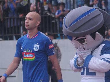 Emje bersanding dengan bomber PSIS Semarang asal Brasil, Bruno Silva (kiri) menjelang pertandingan. (Bola.com/Vincentius Atmaja)