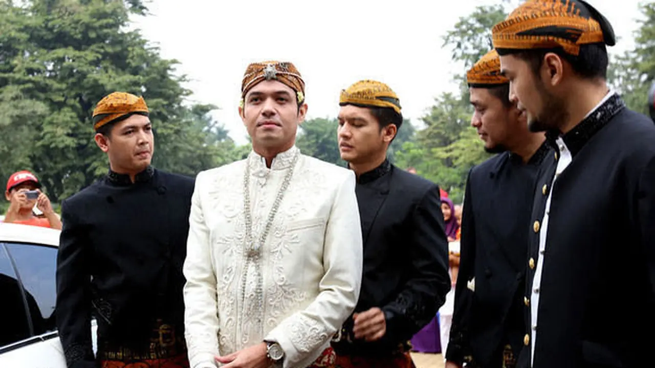 Nikahi Alyssa, Dude Harlino Dapat Gelar Paduko Alam