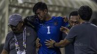2. Kiper Timnas Indonesia, Satria Tama, menangis karena mengalami cedera saat melawan Vietnam, dirinya kemudian diganti oleh Kurniawan Kartika Ajie. (Bola.com/Vitalis Yogi Trisna)