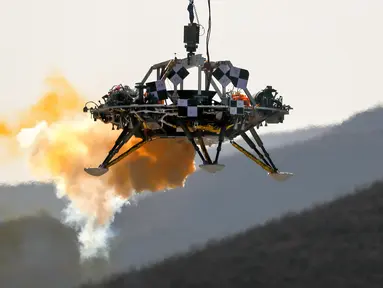 Seorang pendarat menjalani uji coba pendaratan di Mars, Huailai, Hebei, China, Kamis (14/11/2019). Dalam uji coba tersebut pendarat dites melayang, penghindaran rintangan, dan kemampuan perlambatan. (AP Photo/Andy Wong)