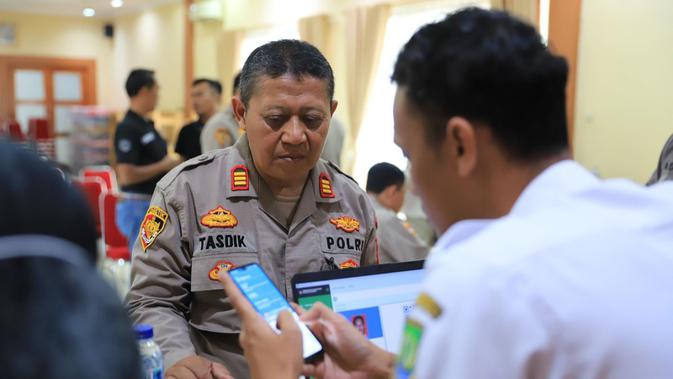 Dinas Kependudukan dan Pencatatan Sipil (Disdukcapil) Kota Tangerang memperkenalkan KTP digital yang menggantikan data diri dalam bentuk fisik kepada masyarakat, tak terkecuali kepada anggota kepolisian. (Foto: Istimewa).