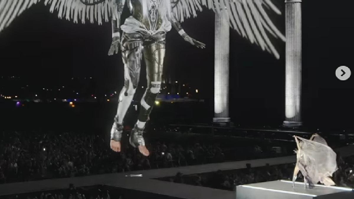 Lisa BLACKPINK Kejutkan Penonton dengan Tampil Bareng Malaikat di Coachella 2026