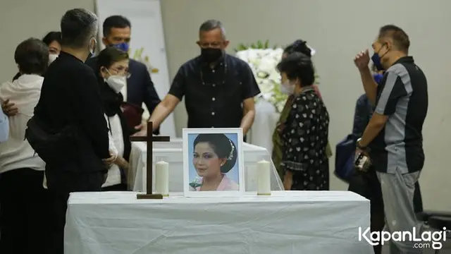 6 Potret Suasana Rumah Duka Mendiang Rima Melati Disemayamkan, Diiringi Tangis Haru
