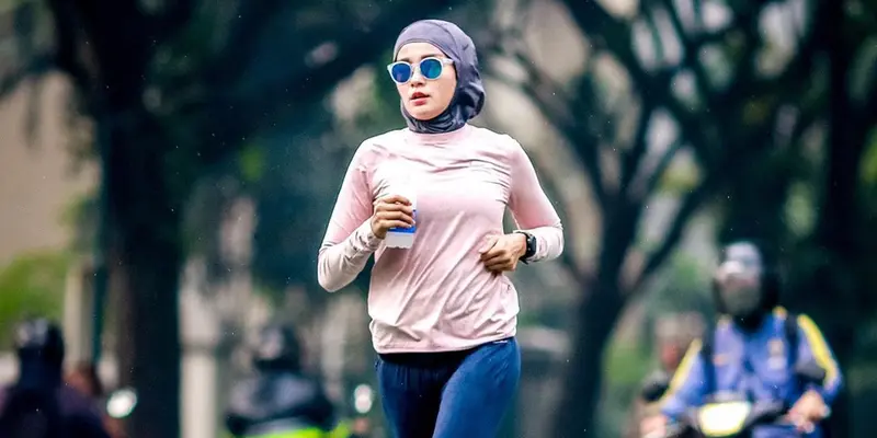 FOTO: Gaya Hijab Sporty Soraya Larasati saat Olahraga, Curi Perhatian