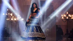 Aktris Bollywood Katrina Kaif berpose di atas catwalk selama mengenakan busana perancang Manish Malhotra di Lakme Fashion Week (LFW) Winter Festive 2019 di Mumbai (20/8/2019). (AFP Photo/Sujit Jaiswal)