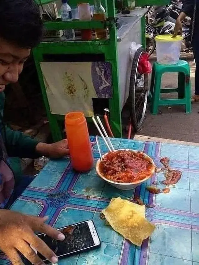 6 Momen Orang Gagal Makan Ini Bikin Ikut Kesal Sekaligus Sedih