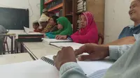 Penyandang tunanetra tengah menggelar tadarus Ramadan di Kantor Persatuan Tuna Netra Indonesia (Pertuni) Kota Medan, Kamis (9/5/2019). (Liputan6.com/ Reza Perdana)