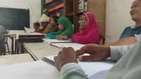 Kala Penyandang Tunanetra Tadarusan Pakai Alquran Braille