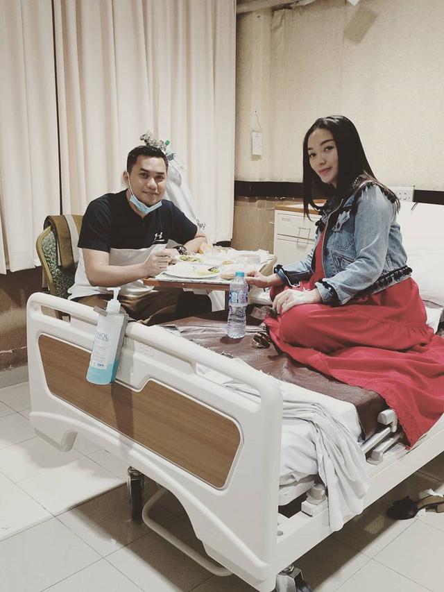 Setia Menemani di Rumah Sakit, Ini 6 Momen Manis Zaskia Gotik dan Sirajuddin