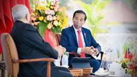 Presiden Joko Widodo atau Jokowi (kanan) berbincang dengan Presiden Timor Leste Jose Ramos Horta saat menerima kunjungan kenegaraan di Istana Kepresidenan Bogor, Jawa Barat, Selasa (19/7/2022). Hubungan diplomatik Indonesia dan Timor Leste sendiri sudah berjalan selama 20 tahun. (Foto: Laily Rachev - Biro Pers Sekretariat Presiden)