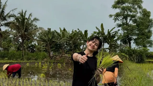 Dipuji Humble, 5 Potret Keseruan Sintya Marisca Olahraga Pagi dengan Bantu Petani Menanam Padi (credit: instagram.com/sintyamarisca)