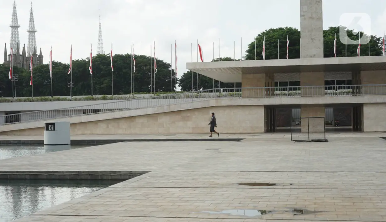 Warga beraktivitas di sekitar Taman Lapangan Banteng, Jakarta, Kamis (20/2/2020). Adanya revitalisasi kawasan Monas menyebabkan sebagian warga lebih memilih Lapangan Banteng sebagai tempat menghabiskan waktu untuk berolahraga serta berekreasi. (Liputan6.com/Immanuel Antonius)