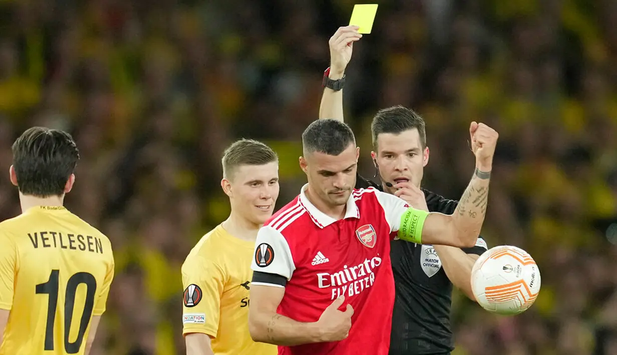 Pemain Arsenal Granit Xhaka menerima kartu kuning saat melawan Bodo/Glimt pada pertandingan sepak bola Grup A Liga Europa di London, Inggris, 6 Oktober 2022. Arsenal berhasil menaklukkan Bodo/Glimt 3-0. (AP Photo/Kin Cheung)
