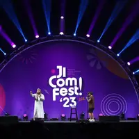 Duo MLI, Coki Pardede dan Tretan Muslim menjadi penutup di acara Jicomfest 2023 hati pertama. Mereka naik panggung sekitar pukul 23.00 WIB.