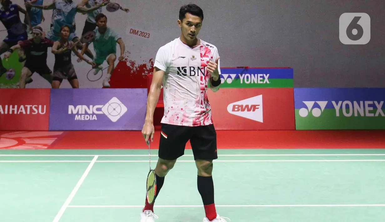 Pebulu tangkis tunggal putra Indonesia Jonatan Christie seusai melawan wakil Irlandia Nhat Nguyen pada babak 32 besar Indonesia Masters 2023 di Istora Senayan, Jakarta, Rabu (25/1/2023). Jojo, panggilan Jonatan Christie, selaku unggulan keempat dan ganda putra nomor tiga dunia tampak terlambat panas. (Liputan6.com/Herman Zakharia)