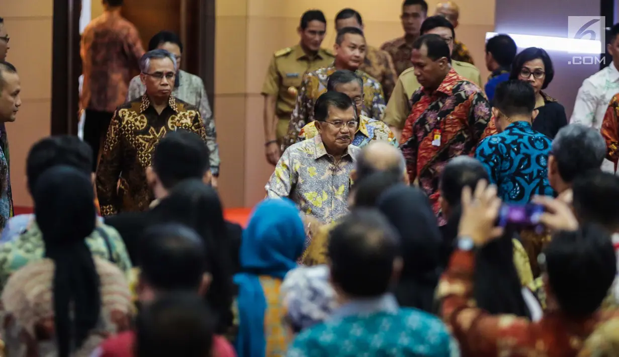 Wakil Presiden Jusuf Kalla saat tiba dalam acara pembukaan perdagangan saham 2018 di Gedung Bursa Efek Indonesia, Jakarta, Selasa (2/1). Angka tersebut naik 11 poin dibandingkan penutupan tahun lalu. (Liputan6.com/Faizal Fanani)